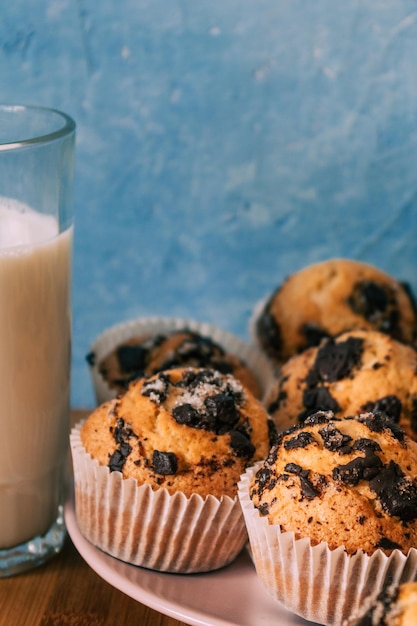 チョコレートチップと牛乳のガラスで焼いたマフィン