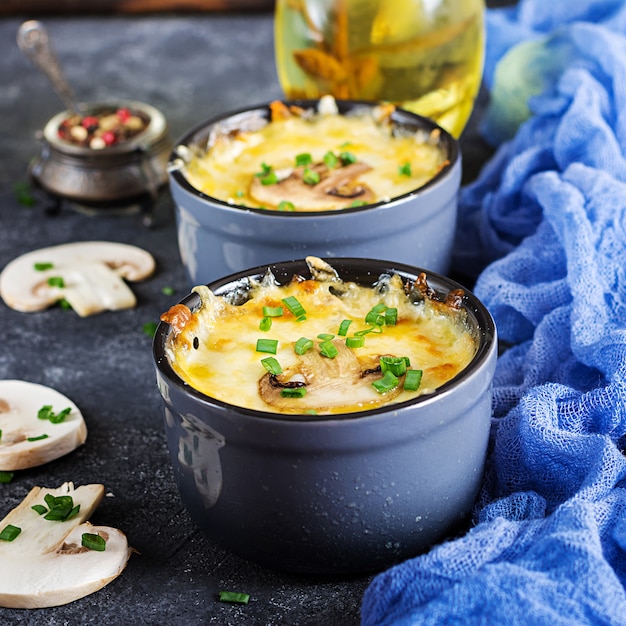 Julienne di funghi al forno con pollo e formaggio in vaso.