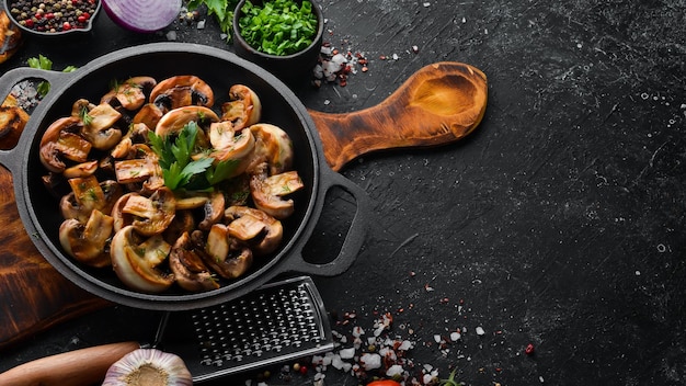 Photo baked mushrooms in a frying pan champignons top view free space for your text