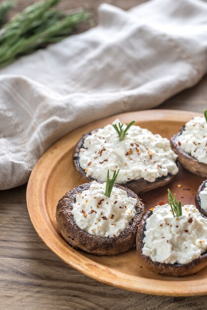 Запеченные грибы, фаршированные сливочным сыром