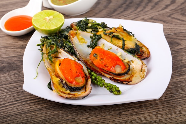 Baked mussels with spinach