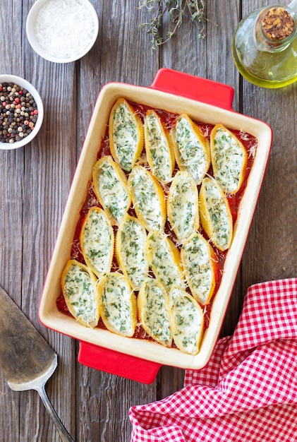 Foto pasta al forno ripiena di formaggio e spinaci in salsa di pomodoro cucina vegetariana cucina italiana