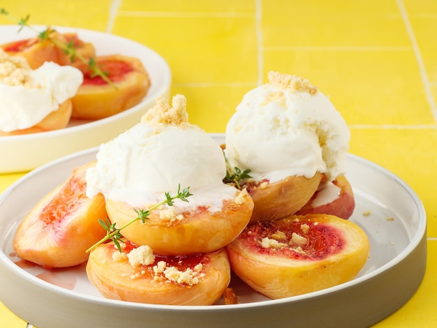 Photo baked peaches with ice cream