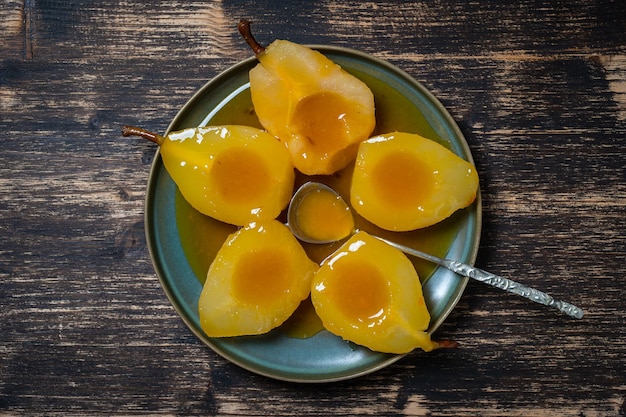 오렌지 주스에 구운 배를 닫습니다. 맛있는 디저트