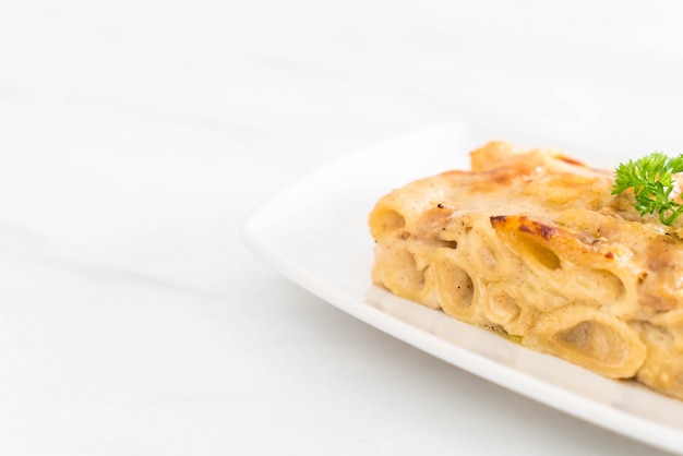 baked penne pasta with cheese and ham