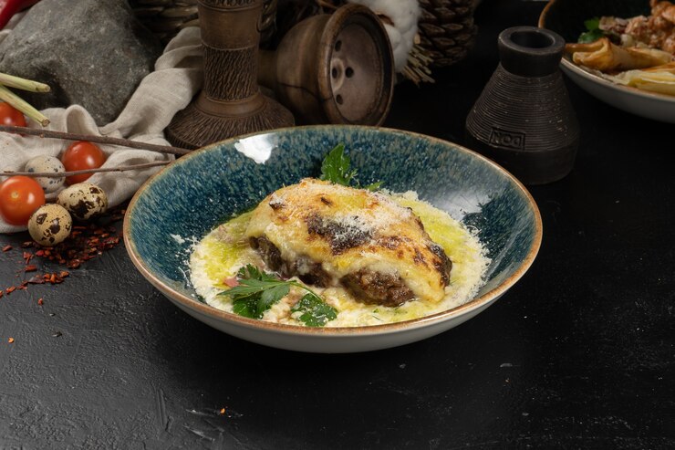 Photo baked pork and beef with mozzarella cheese and mashed potato garnish
