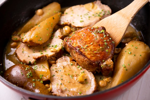 写真 豚ロース肉の洋ナシと野菜のオーブン焼き。