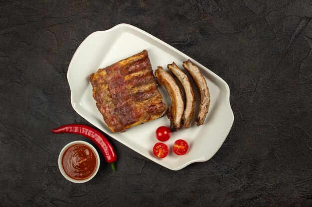 Costine di maiale al forno con salsa e peperoncino, vista dall'alto