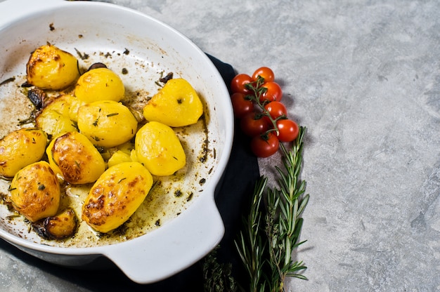 Foto patate al forno in una teglia.