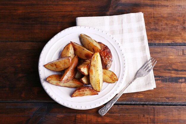 Foto patate al forno su pate su un tavolo di legno