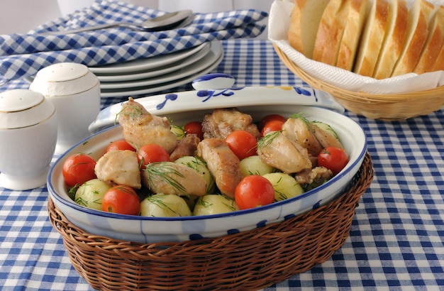 Patate al forno con pollo e pomodoro