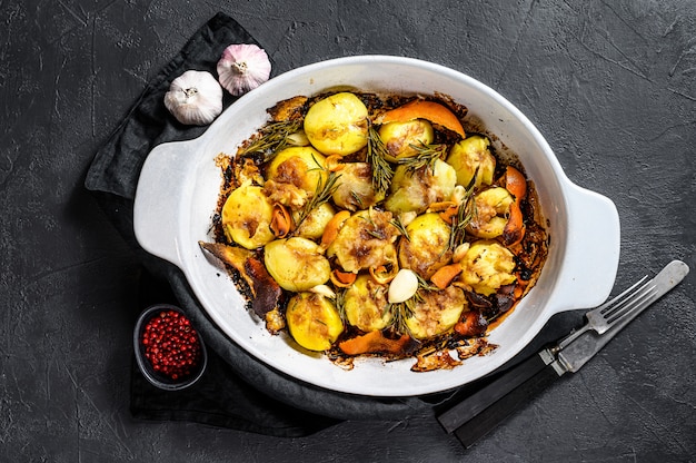 Photo baked potatoes with spices and rosemary.