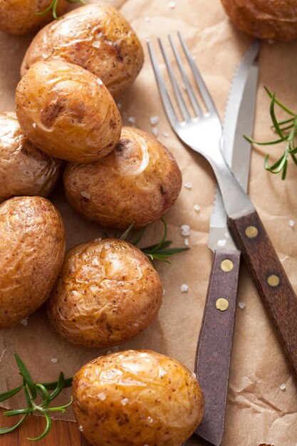 Photo baked potatoes in wooden bowl