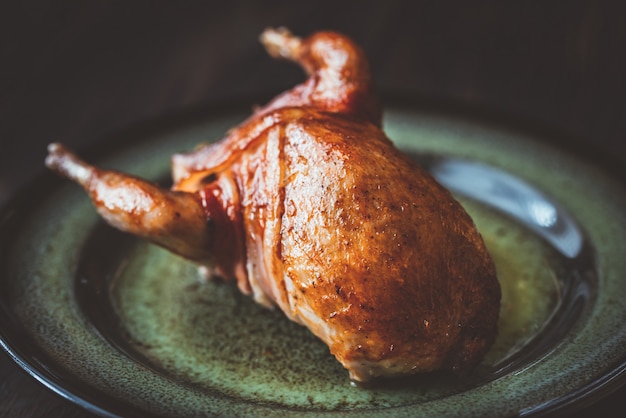 Photo baked quail wrapped in bacon