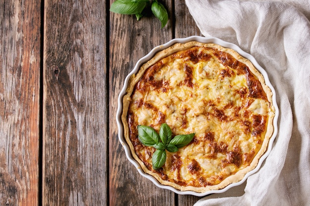 Photo baked quiche pie with greens