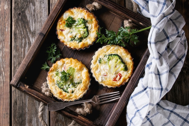 Foto torta di quiche al forno con verdure