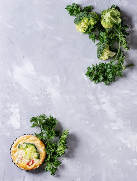 Photo baked quiche pie with greens