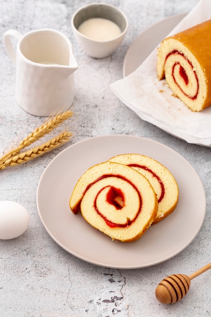 Foto rotoli al forno con marmellata alta vista