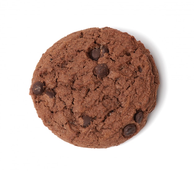 Запеченное круглое шоколадное печенье, изолированных на белом фоне