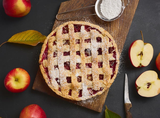 갈색 나무판 위 에 구운 둥근 전통적 인 사과 파이 와 신선 한 은 사과