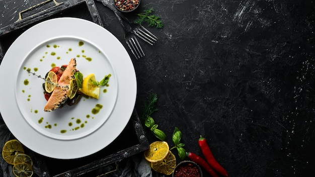 Запеченное филе лосося с кунжутом и овощами Блюда еда Вид сверху Свободное место для текста