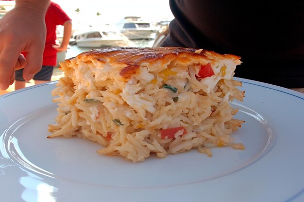 Foto ricetta di salmone al forno con salsa di arachidi thailandese e riso di cocco