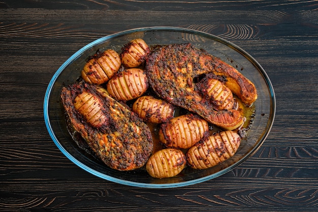 ハッセルバックポテトを添えた焼きサーモンステーキ