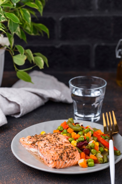 Salmone al forno con verdure bollite