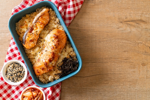 Salmone al forno con formaggio e riso al miso piccante