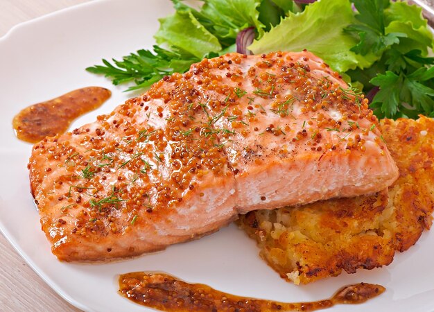 Photo baked salmon with honeymustard sauce and potato gratin