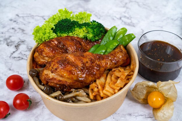 Sambal al forno coscina di pollo con noodle funghi pomodoro carota cetriolo e salsa servita | Foto Premium Sambal al forno coscina di pollo con noodle funghi pomodoro carota cetriolo e salsa servita | Foto Premium