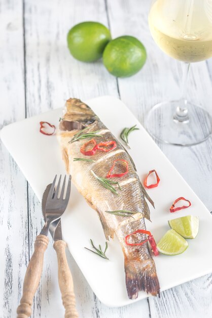 Branzino al forno con lime e peperoncino