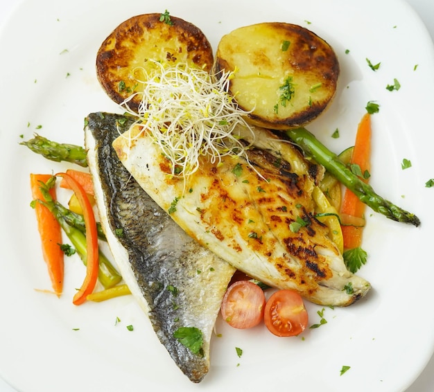 Baked sea bream fillet with potatoes and vegetables