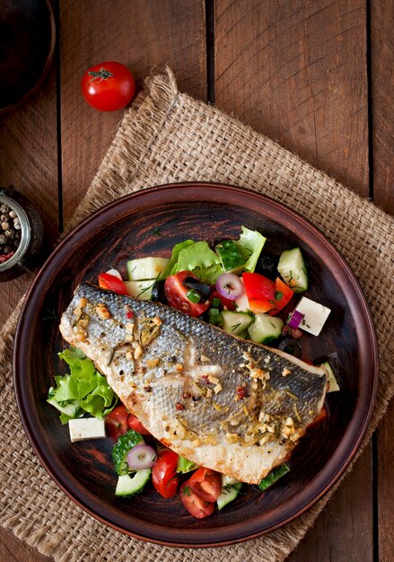 Branzino al forno con insalata greca