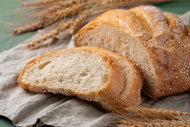 Pagnotta di pane cremoso affettata al forno sul tovagliolo