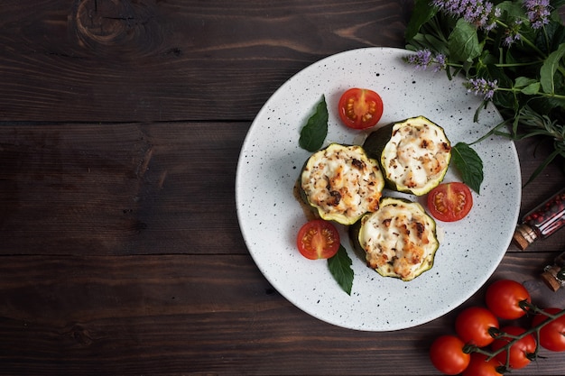 Colonne di zucchine ripiene al forno con pollo e verdure tritate