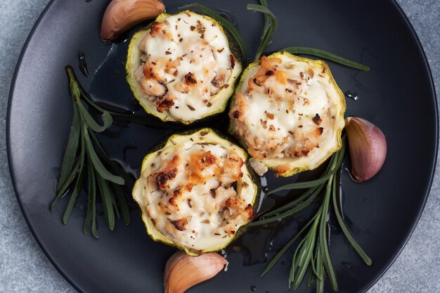 Zucchine ripiene al forno con pollo e verdure tritate