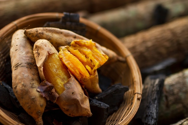 写真 木製の机が付いているバスケットの焼き芋