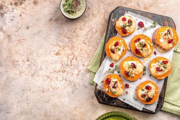 Photo baked sweet potato with brie cheese cranberry and walnut