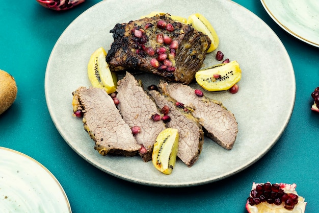 Carne di vitello al forno su un piatto