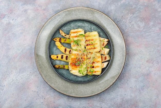 Baked white asparagus with halloumi cheese