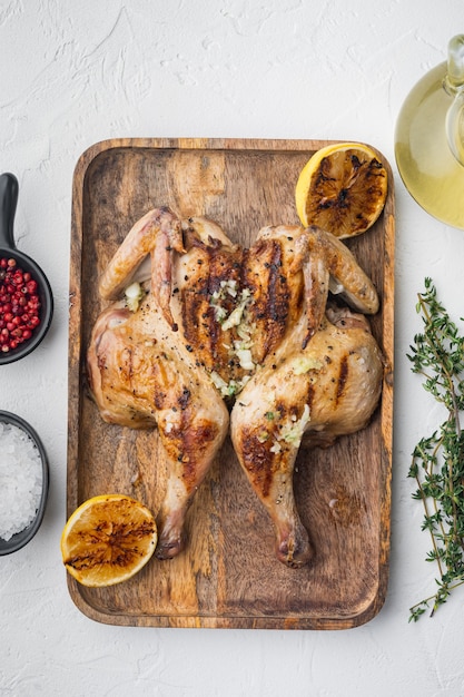 Carne di pollo intera al forno, sul tavolo bianco, vista dall'alto