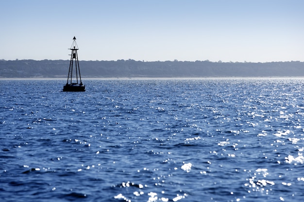 Foto baken drijvend op blauwe oceaan als gidshulp