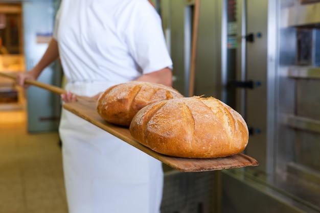 Baker cottura del pane che mostra il prodotto