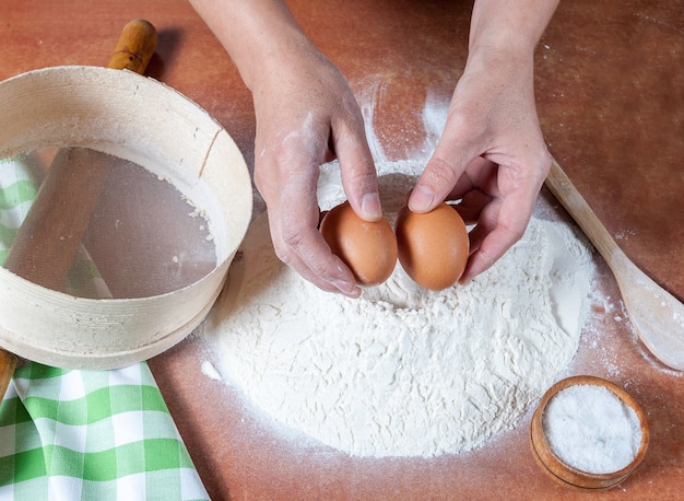 Baker bereidde bloem voor om te bakken