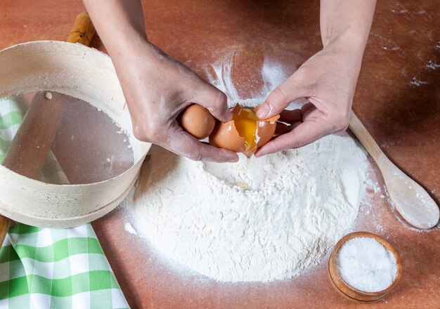 Baker bereidde bloem voor om te bakken
