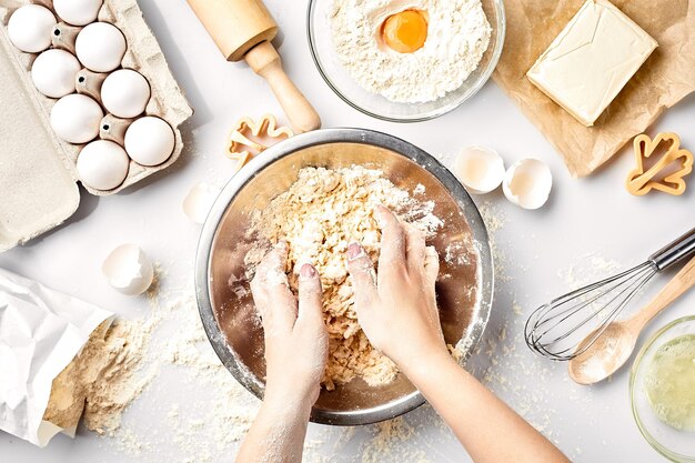Baker bereidt zich voor om het deeg te kneden bovenaanzicht Koken bakkerij concept