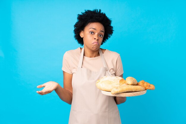 Panettiere donna bruna su sfondo blu