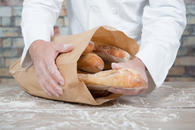 Baker dat traditionele brood Franse baguettes houdt