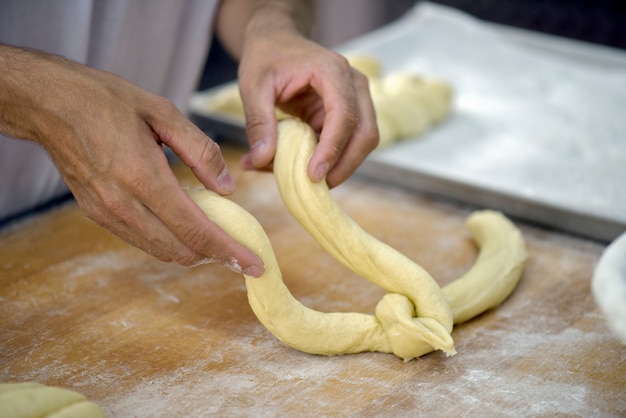 Baker die zoet gevlecht brood vormt